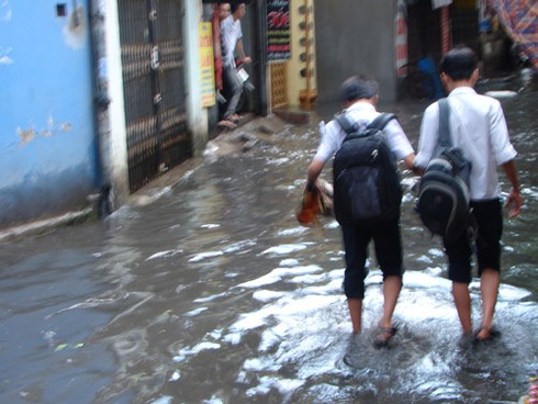 Hà Nội ngập cục bộ sau cơn mưa ngắn