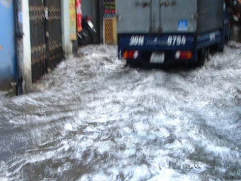 Hà Nội ngập cục bộ sau cơn mưa ngắn