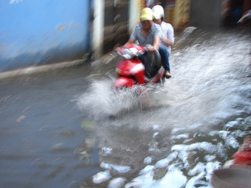 Hà Nội ngập cục bộ sau cơn mưa ngắn