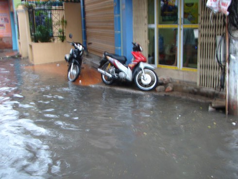 Hà Nội ngập cục bộ sau cơn mưa ngắn