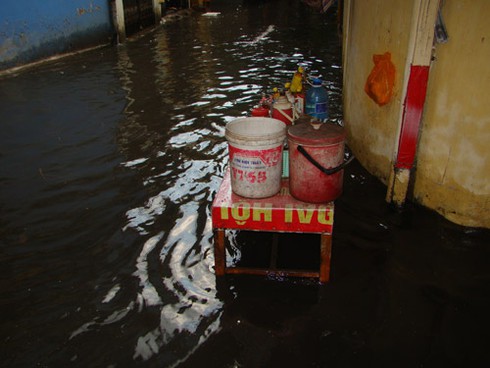 Hà Nội ngập cục bộ sau cơn mưa ngắn