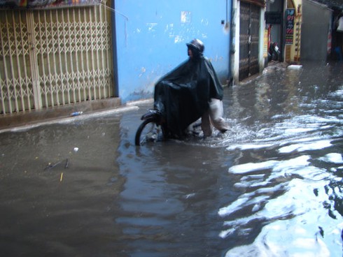 Hà Nội ngập cục bộ sau cơn mưa ngắn