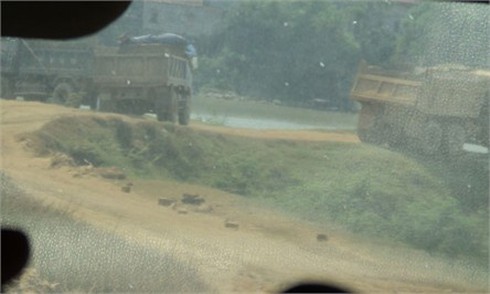 “Xẻ thịt” phòng tuyến Như Nguyệt: Dân lo lắng quan còn bận… nhậu từ 10h sáng