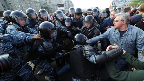 Đông nghịt người biểu tình trước lễ nhậm chức của ông Putin