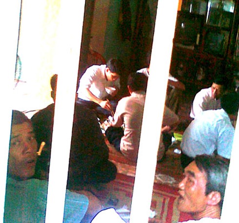 “Xẻ thịt” phòng tuyến Như Nguyệt: Dân lo lắng quan còn bận… nhậu từ 10h sáng