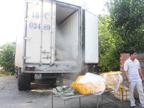 Bắt giữ 14 tấn thịt thối trên đường đi tiêu thụ