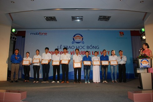 Trao học bổng “Mobifone vì tương lai Việt” năm học 2011 - 2012