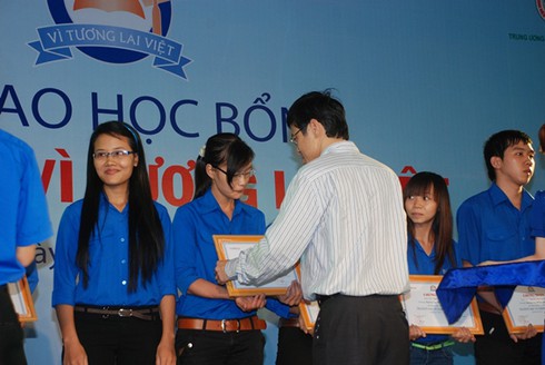 Trao học bổng “Mobifone vì tương lai Việt” năm học 2011 - 2012