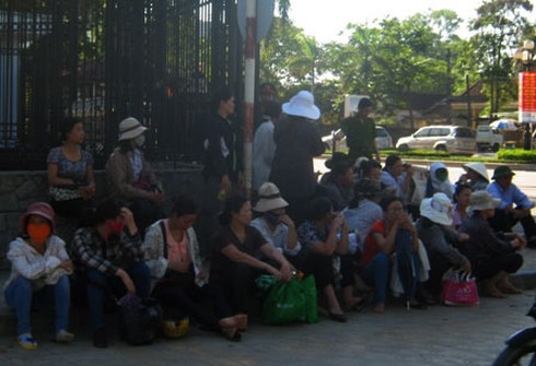 Chờ tỉnh giải quyết, tiểu thương chợ Bỉm Sơn ăn ngủ ngoài đường