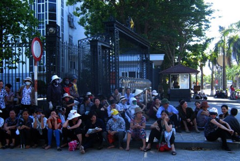 Chờ tỉnh giải quyết, tiểu thương chợ Bỉm Sơn ăn ngủ ngoài đường