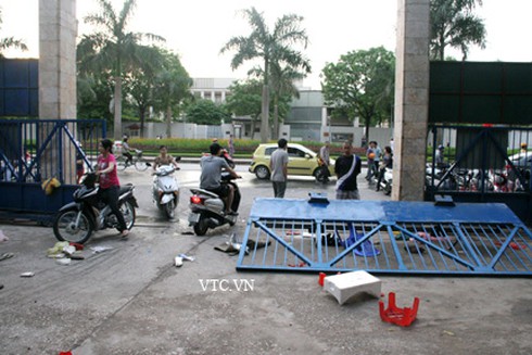 Phụ huynh xô đổ cổng, lỗi ứng xử của Trường Thực nghiệm?