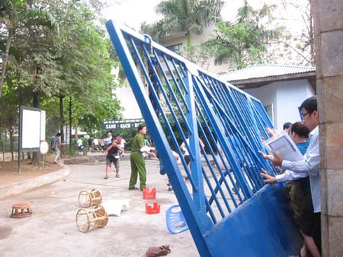 Phụ huynh xô đổ cổng, lỗi ứng xử của Trường Thực nghiệm?