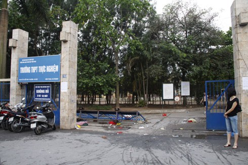 Nỗi niềm phụ huynh xô đổ cổng trường Thực nghiệm