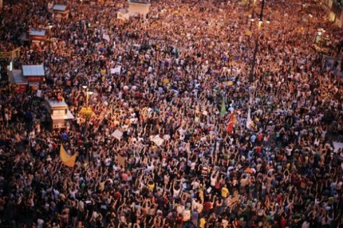 100.000 người TBN xuống đường phản đối thắt lưng buộc bụng