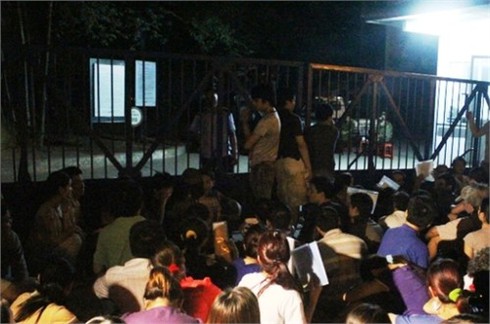 Bon chen vào Trường thực nghiệm: Huy động cả nhà đi chen lấn