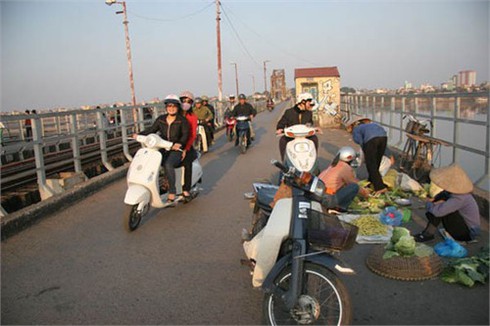 Cầu qua sông biến thành chợ tạm