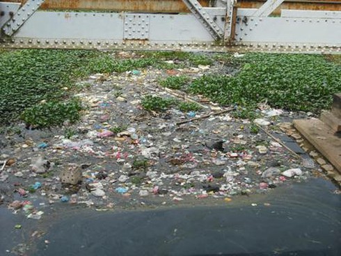 Cầu qua sông biến thành chợ tạm