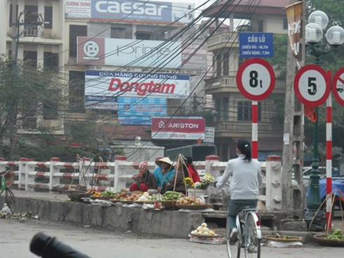 Cầu qua sông biến thành chợ tạm