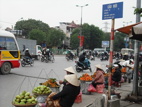 Cầu qua sông biến thành chợ tạm
