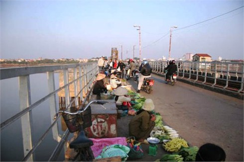 Cầu qua sông biến thành chợ tạm