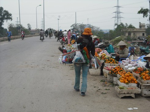 Cầu qua sông biến thành chợ tạm