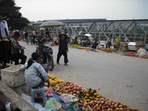 Cầu qua sông biến thành chợ tạm