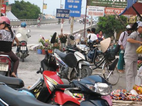 Cầu qua sông biến thành chợ tạm