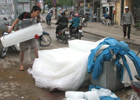 Rùng mình tận mục lò nước đá giải khát