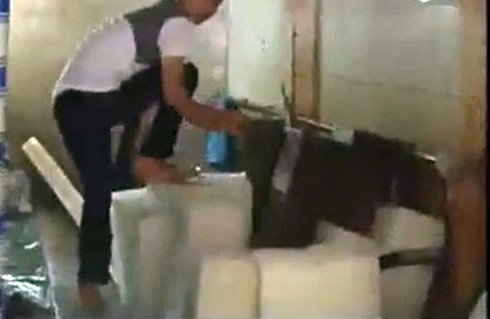 Rùng mình tận mục lò nước đá giải khát