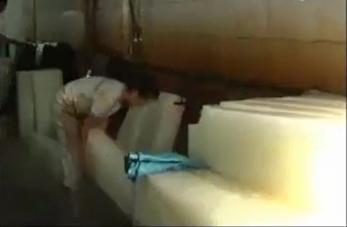 Rùng mình tận mục lò nước đá giải khát