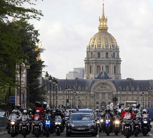 Tân tổng thống Pháp nhậm chức trong giông tố