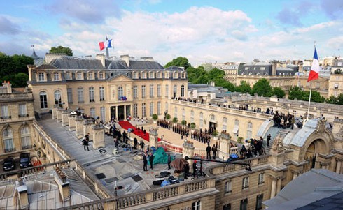 Tân tổng thống Pháp nhậm chức trong giông tố