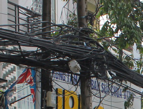 Dây điện chằng chịt phát nổ, người dân hốt hoảng