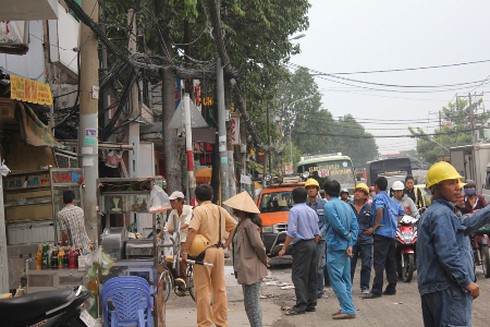 Dây điện chằng chịt phát nổ, người dân hốt hoảng