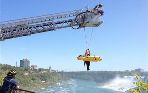 Sống sót sau khi lao xuống thác Niagara ở độ cao 55m