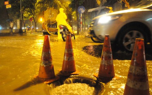 Người dân Hà Nội 'bơi' giữa phố sau cơn mưa lớn