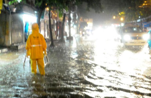 Người dân Hà Nội 'bơi' giữa phố sau cơn mưa lớn