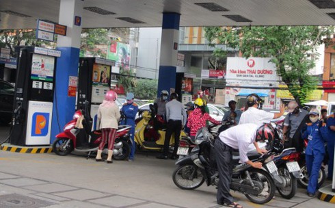 Dửng dưng với tin xăng giảm giá