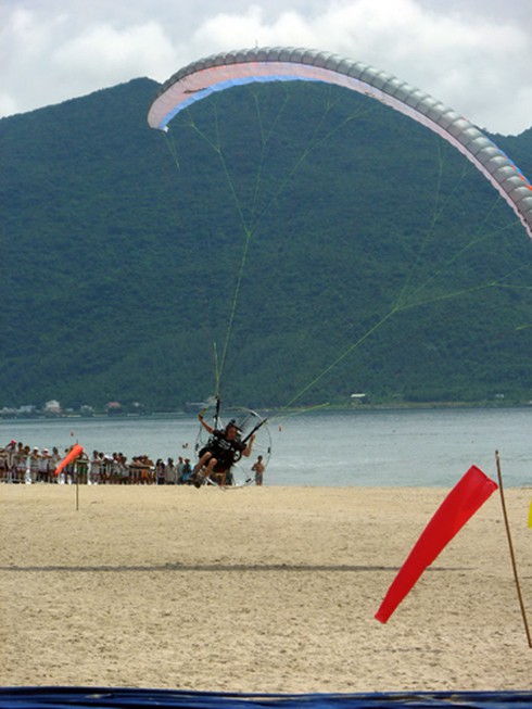 Chính thức khởi tranh cuộc thi dù bay quốc tế Đà Nẵng