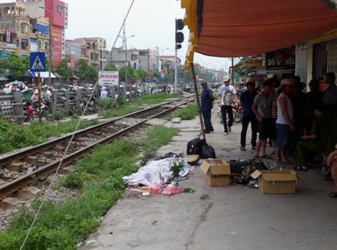 Cố vượt qua đường sắt, một thanh niên tử nạn