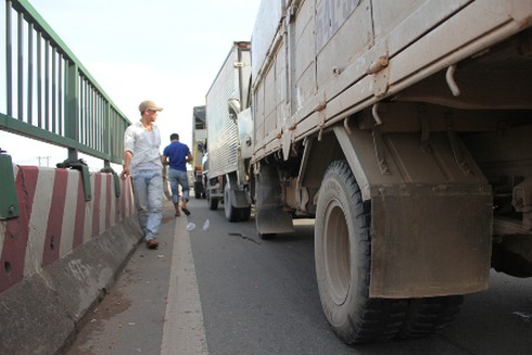 Chuỗi 4 ô tô húc nhau giữa cầu