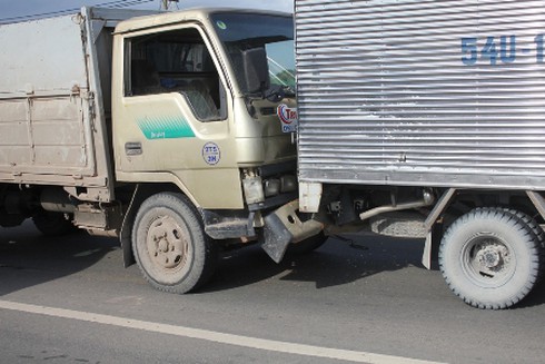 Chuỗi 4 ô tô húc nhau giữa cầu