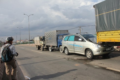 Chuỗi 4 ô tô húc nhau giữa cầu