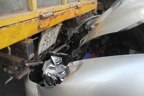 Chuỗi 4 ô tô húc nhau giữa cầu