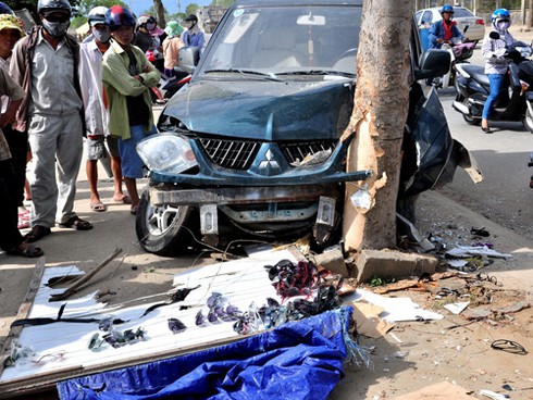 Đà Nẵng: Xe biển số xanh cắm đầu vào cây xanh