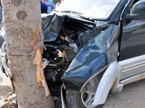 Đà Nẵng: Xe biển số xanh cắm đầu vào cây xanh