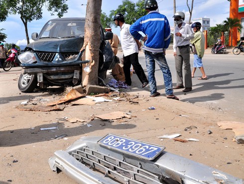 Đà Nẵng: Xe biển số xanh cắm đầu vào cây xanh