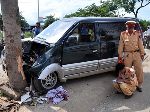 Đà Nẵng: Xe biển số xanh cắm đầu vào cây xanh