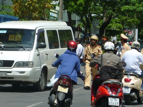 Đà Nẵng: Ô tô chết máy trước cổng trường thi