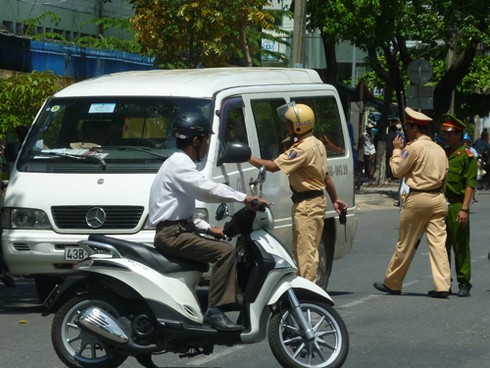 Đà Nẵng: Ô tô chết máy trước cổng trường thi